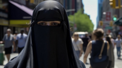 muslim-woman-wearing-niqab-in-the-streets-of-new-york-city