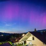 polarlichter-nordlichter-mit-rosa-himmel-ueber-bayern-2023-spektakulaeres-naturphaenomen-ueber-sueddeutschland-und-dem-bayerischen-wald-2