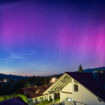 polarlichter-nordlichter-mit-rosa-himmel-ueber-bayern-2023-spektakulaeres-naturphaenomen-ueber-sueddeutschland-und-dem-bayerischen-wald-3