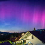 polarlichter-nordlichter-mit-rosa-himmel-ueber-bayern-2023-spektakulaeres-naturphaenomen-ueber-sueddeutschland-und-dem-bayerischen-wald-4
