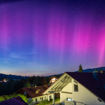 polarlichter-nordlichter-mit-rosa-himmel-ueber-bayern-2023-spektakulaeres-naturphaenomen-ueber-sueddeutschland-und-dem-bayerischen-wald-5
