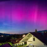 polarlichter-nordlichter-mit-rosa-himmel-ueber-bayern-2023-spektakulaeres-naturphaenomen-ueber-sueddeutschland-und-dem-bayerischen-wald-6