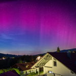 polarlichter-nordlichter-mit-rosa-himmel-ueber-bayern-2023-spektakulaeres-naturphaenomen-ueber-sueddeutschland-und-dem-bayerischen-wald-8