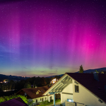 polarlichter-nordlichter-mit-rosa-himmel-ueber-bayern-2023-spektakulaeres-naturphaenomen-ueber-sueddeutschland-und-dem-bayerischen-wald-9