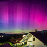 polarlichter-nordlichter-mit-rosa-himmel-ueber-bayern-2023-spektakulaeres-naturphaenomen-ueber-sueddeutschland-und-dem-bayerischen-wald-10