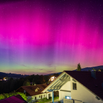polarlichter-nordlichter-mit-rosa-himmel-ueber-bayern-2023-spektakulaeres-naturphaenomen-ueber-sueddeutschland-und-dem-bayerischen-wald-11