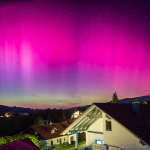 polarlichter-nordlichter-mit-rosa-himmel-ueber-bayern-2023-spektakulaeres-naturphaenomen-ueber-sueddeutschland-und-dem-bayerischen-wald-12