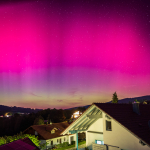 polarlichter-nordlichter-mit-rosa-himmel-ueber-bayern-2023-spektakulaeres-naturphaenomen-ueber-sueddeutschland-und-dem-bayerischen-wald-13