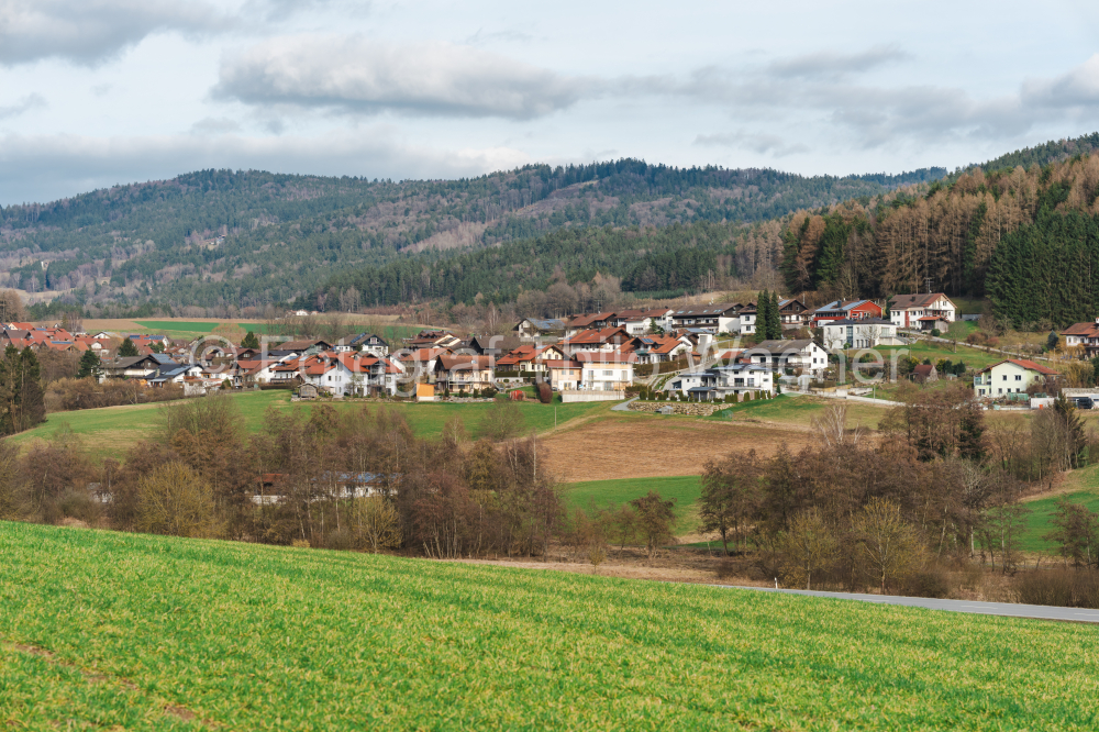 Panoramablick auf das Dorf Haibach mit Blick in den Bayerischen Wald im Frühling, Bayern, Deutschland