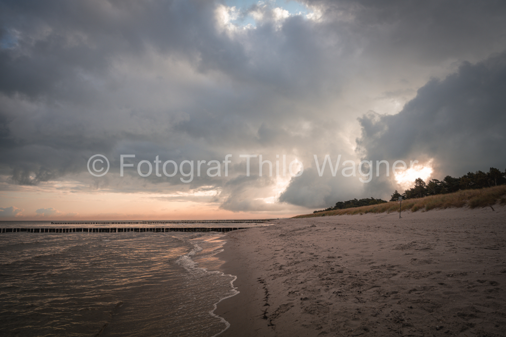 Ostseestrand mit dramatischen Wolken und Meer im Fischland Zingst Darß, Mecklenburg-Vorpommern