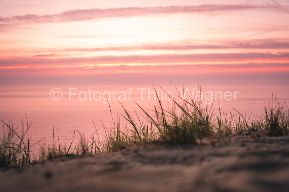 Sonnenaufgang am Ostseestrand Sellin auf der Insel Rügen in Mecklenburg-Vorpommern