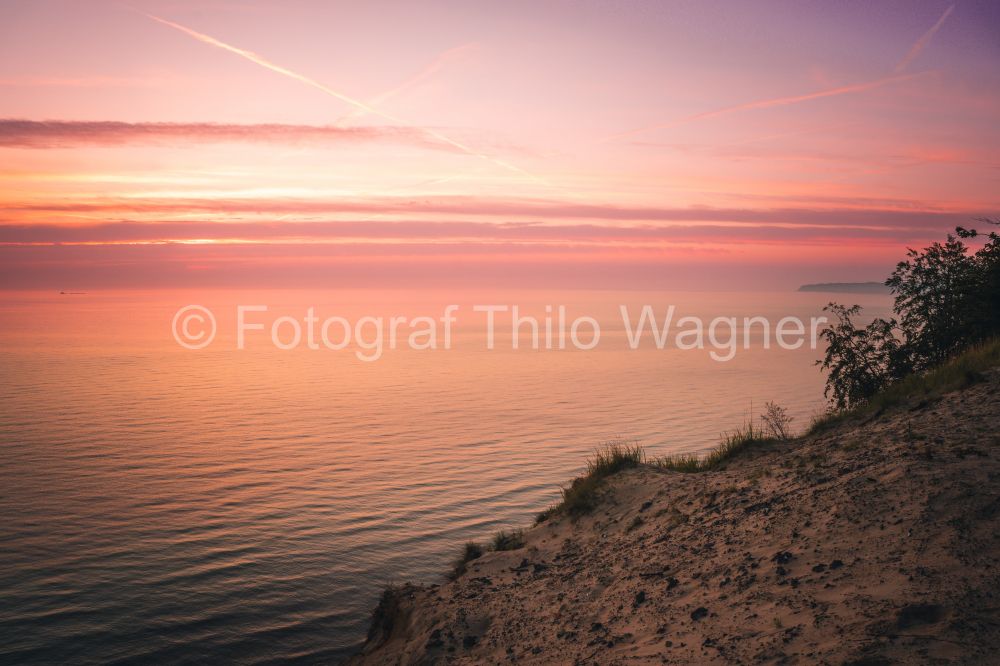 Sonnenaufgang am Ostseestrand Sellin auf der Insel Rügen in Mecklenburg-Vorpommern