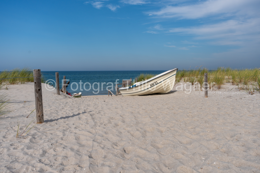 Ostsee Strand mit Boot und Dünen an der Ahrenshoop Ostseeküste im Fischland Darß